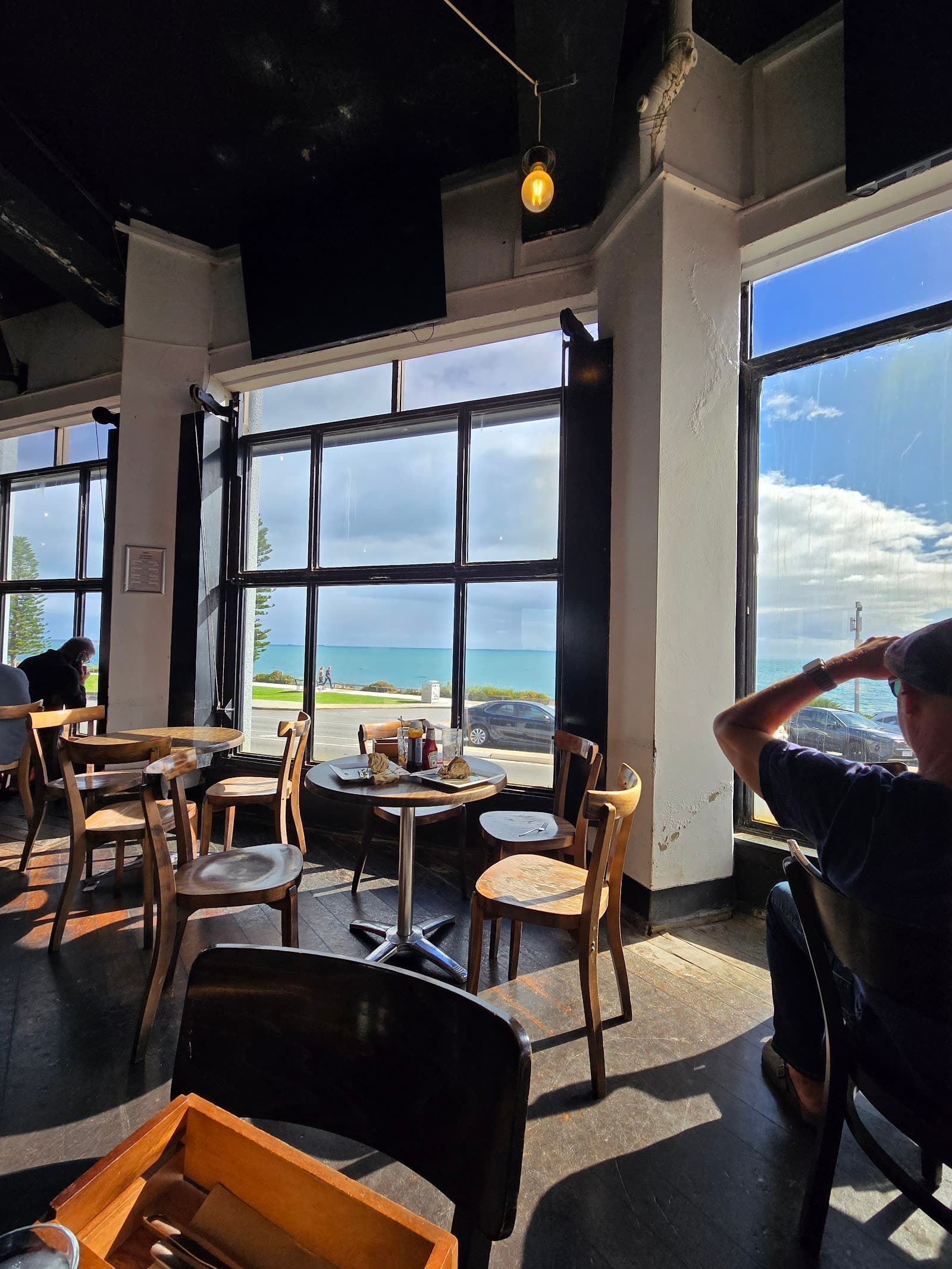 Saloon Bar Ocean Beach Hotel — Cottesloe, Perth